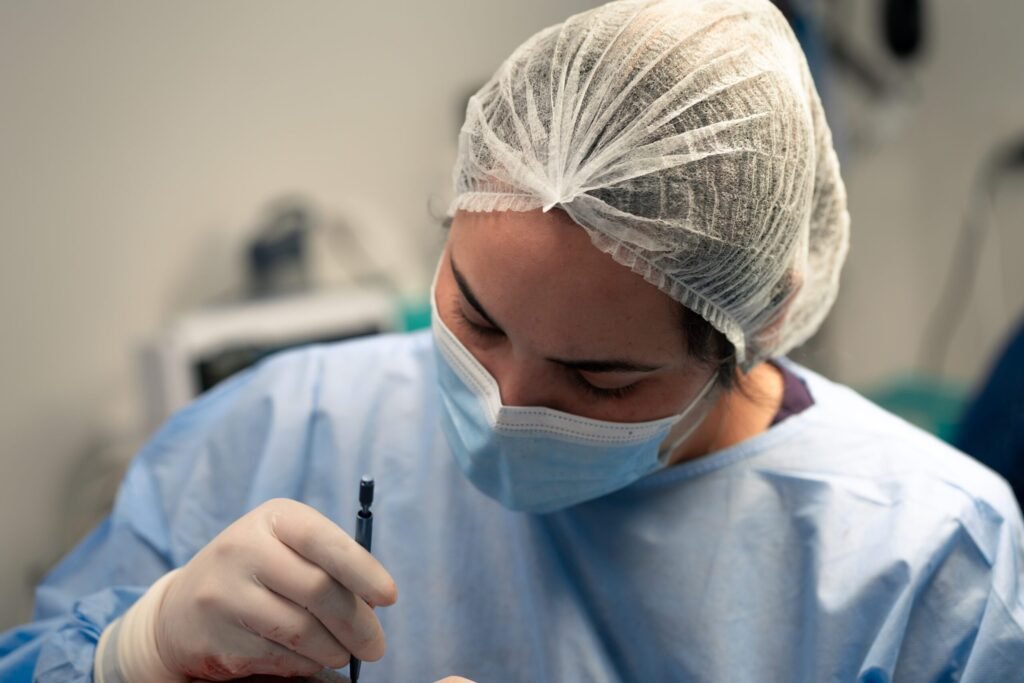 dra-alfonso-realizando-un-trasplante-capilar-de cejas