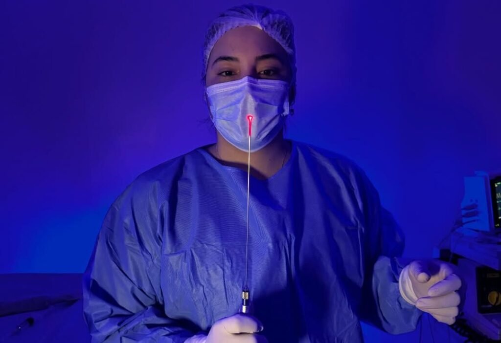 dra-alfonso-realizando-una-lipo-laser