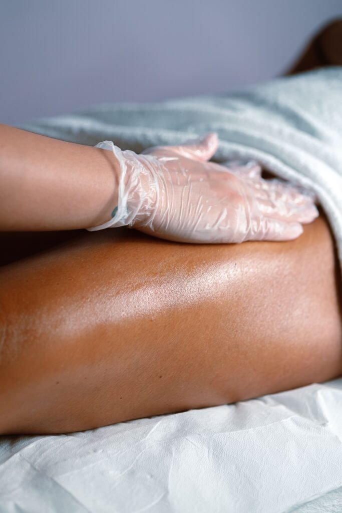 Masaje corporal como parte del tratamiento de mesoterapia para celulitis - Clinica Lumos