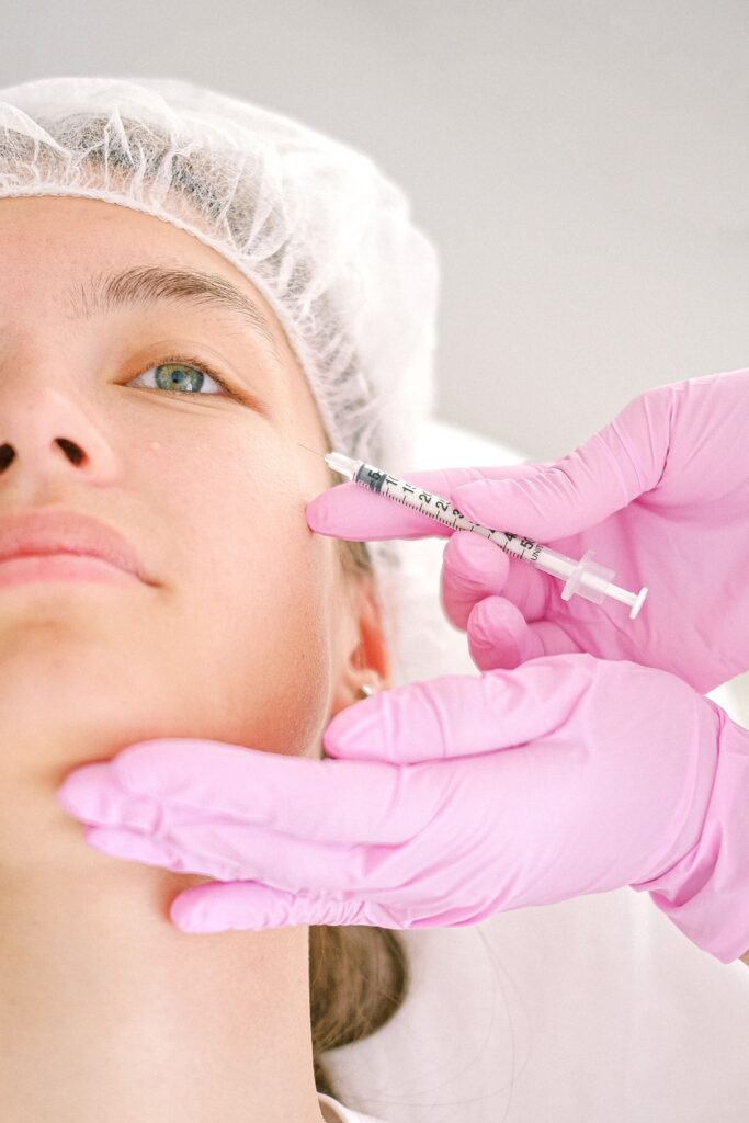 Aplicacion de mesoterapia con microinyecciones en el rostro - Clinica Lumos